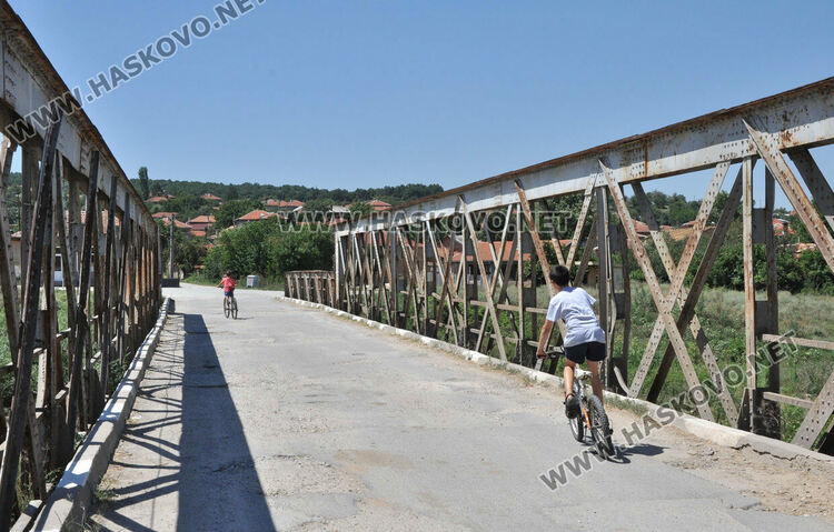 Ремонтират два моста към село Динево