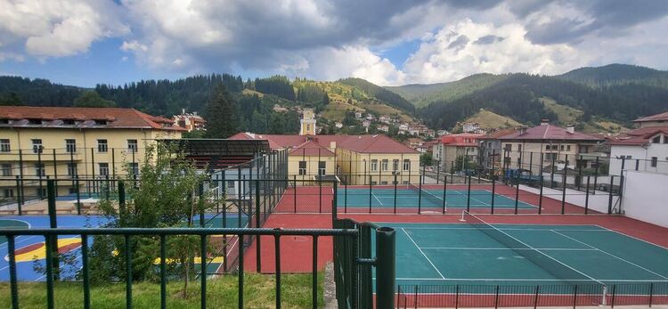 Община Чепеларе  предоставя безплатно за 2 месеца тенис кортовете  в града