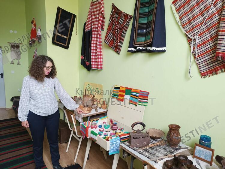 Преподаватели и възпитаници на кърджалийско училище събраха над 70 експоната в етнографска музейна сбирка