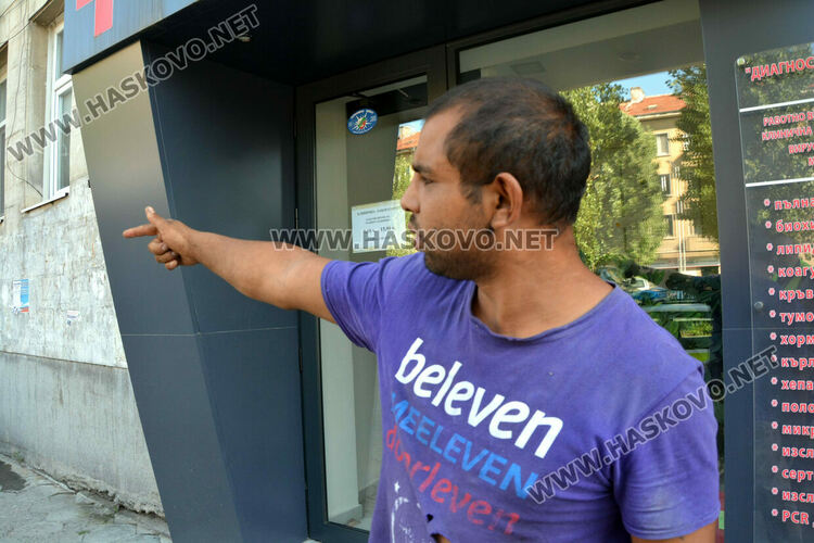 Водач на „Опел“ блъсна пешеходка до Първа поликлиника при маневра на заден ход