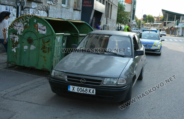Водач на „Опел“ блъсна пешеходка до Първа поликлиника при маневра на заден ход