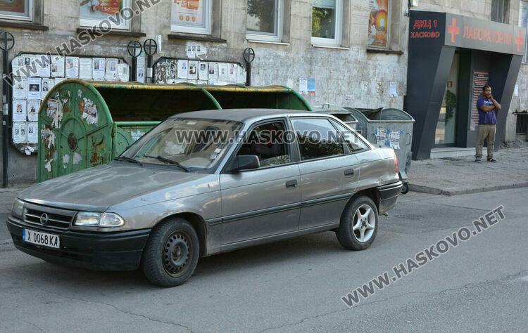 Водач на „Опел“ блъсна пешеходка до Първа поликлиника при маневра на заден ход