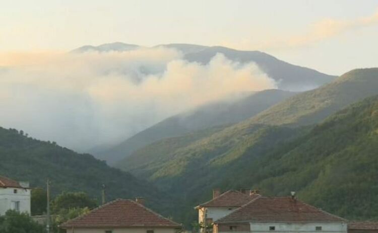 Пожарът на границата с Гърция още бушува заради вятър и труден терен. Снощи гръмнала граната