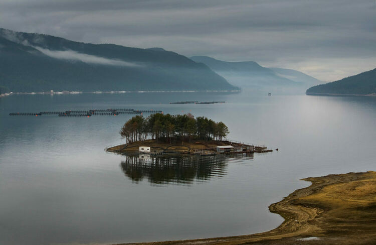 Забраниха лодките в язовир Доспат, френски самолети зареждат вода от него