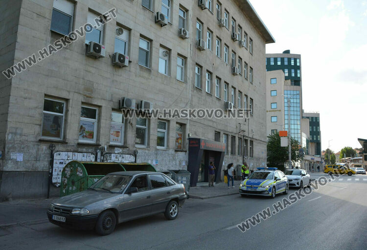 Водач на „Опел“ блъсна пешеходка до Първа поликлиника при маневра на заден ход