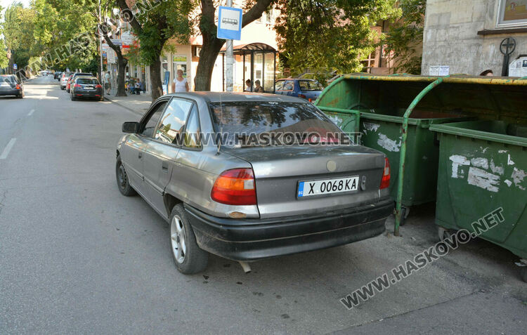 Водач на „Опел“ блъсна пешеходка до Първа поликлиника при маневра на заден ход