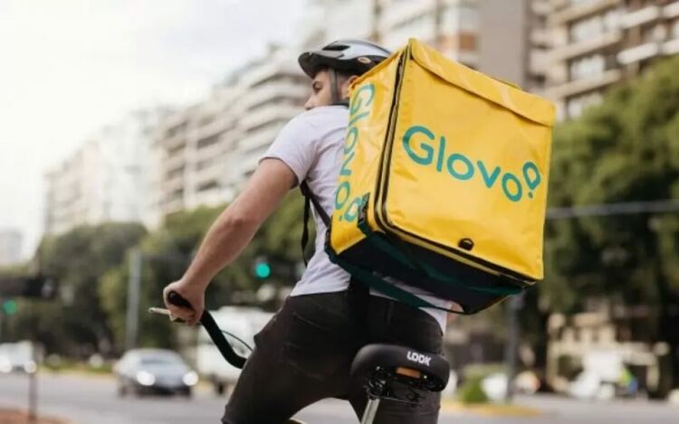 Куриер на „Глово“ бърза към поредния клиент.