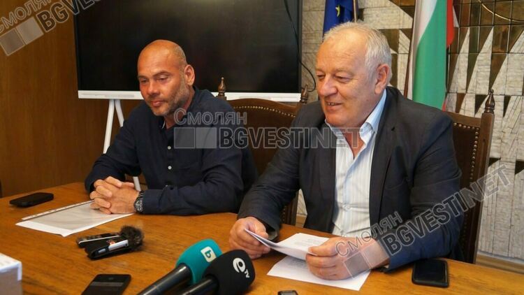 снимка: архив/ Симеон Караколев с кмета на Смолян Николай Мелемов