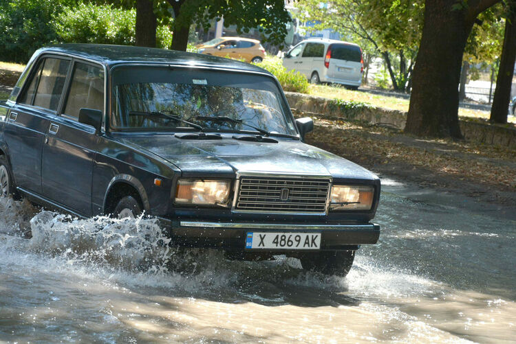 Спукан водопровод превърна бул. „Илинден“ в река