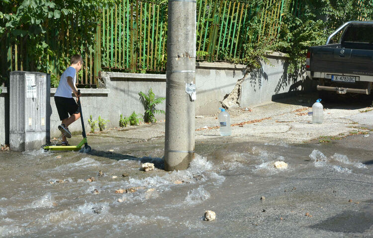 Спукан водопровод превърна бул. „Илинден“ в река