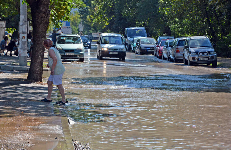 Спукан водопровод превърна бул. „Илинден“ в река