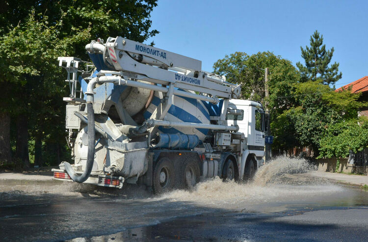 Спукан водопровод превърна бул. „Илинден“ в река