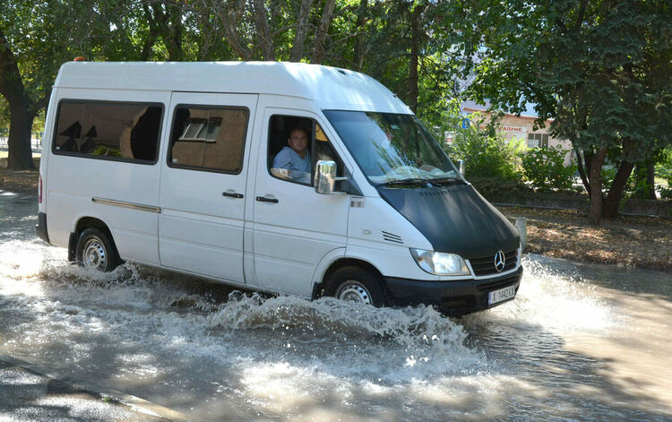 Спукан водопровод превърна бул. „Илинден“ в река