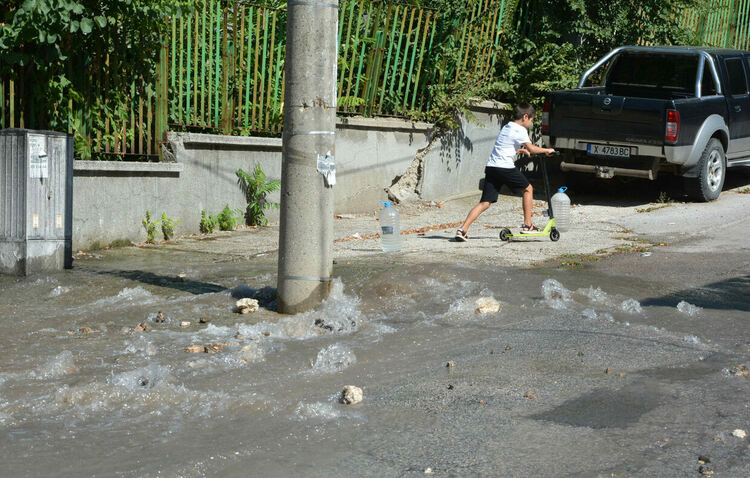 Спукан водопровод превърна бул. „Илинден“ в река