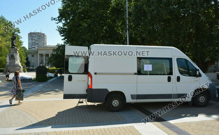 Мобилна лаборатория изследва безплатно за хепатит в Хасково