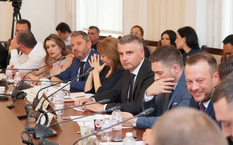 Парламентарните енергетици смятат, че преговорите с Украйна не бива да се прекъсват, но и искат да се даде време за преоценка на нуждите от оборудването.