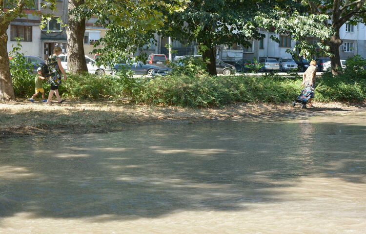 Спукан водопровод превърна бул. „Илинден“ в река