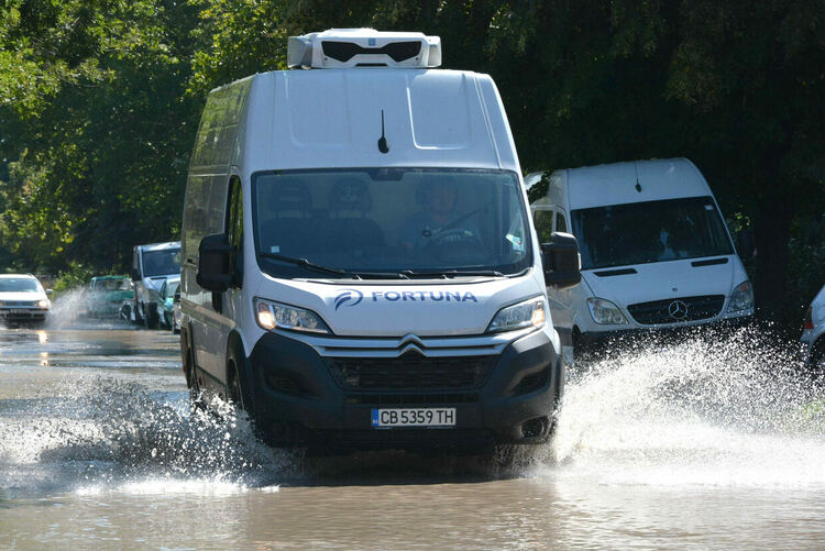 Спукан водопровод превърна бул. „Илинден“ в река