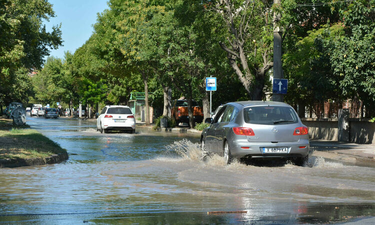 Спукан водопровод превърна бул. „Илинден“ в река
