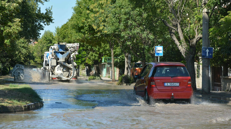 Спукан водопровод превърна бул. „Илинден“ в река