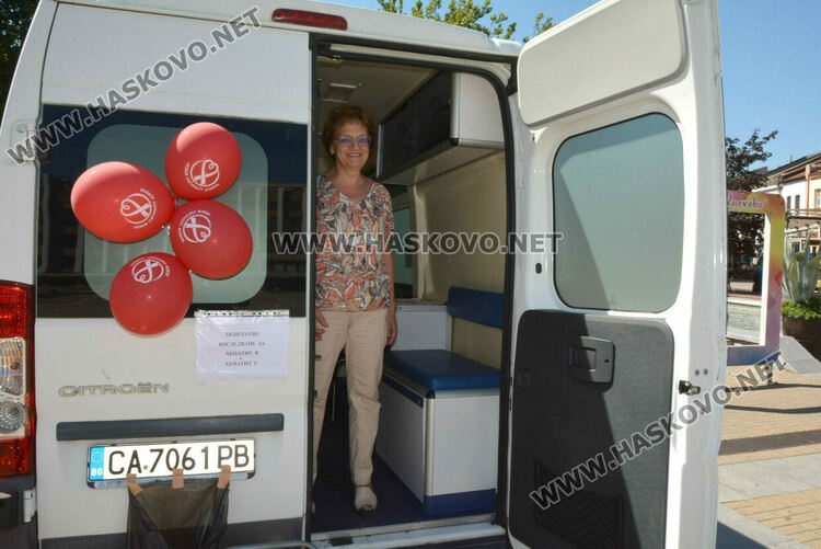 Мобилна лаборатория изследва безплатно за хепатит в Хасково