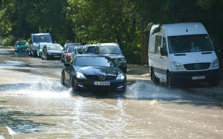 Спукан водопровод превърна бул. „Илинден“ в река