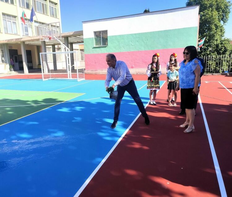 Откриха официално новата спортна площадка в ОУ "Ангел Кънчев"