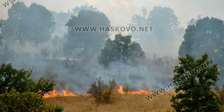 Овладяха пожара край полигона "Корен", военен хеликоптер помага на огнеборците