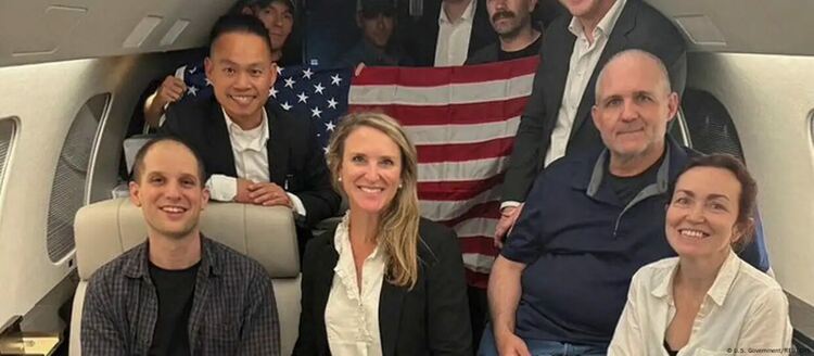 Вече освободените от руски затвори американци Еван Гершкович, Алсу Курмашева и Пол Уилън