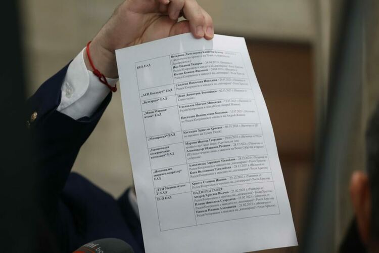 Делян Пеевски показа списъка на всички „касиери“ в енергетиката на „Мистър Кеш“