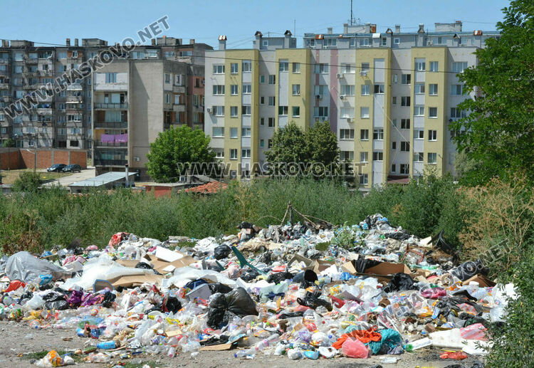 Жители на кв. „Република“ пропищяха от незаконно сметище