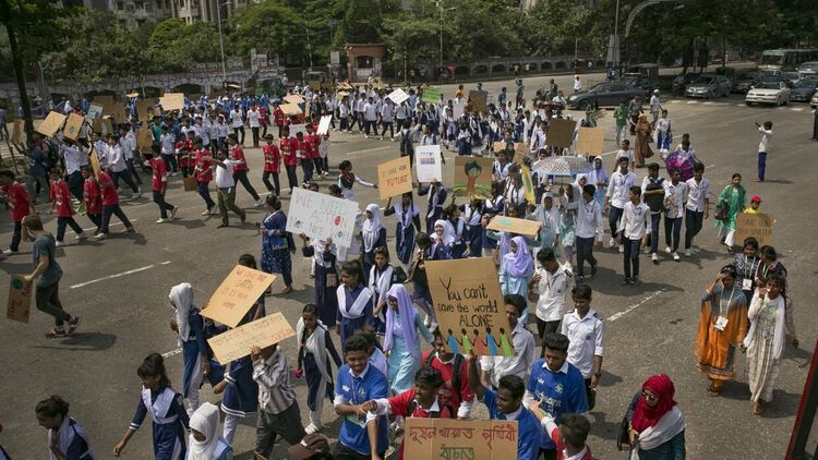 Най-малко 12 загинали при нови сблъсъци на протести в Бангладеш