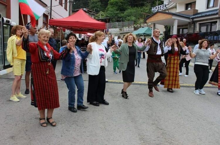Забърдо и Лясково посрещнаха стотици за празника си