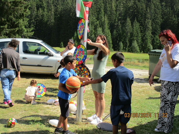 Децата от Съюза на инвалидите огласиха Смолянските езера /галерия/  