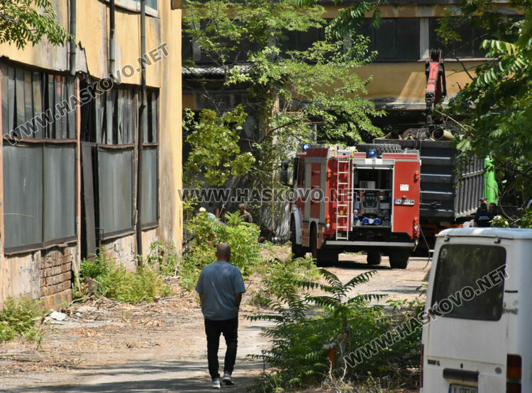 Пламна пожар в бившата цигарена фабрика в Хасково