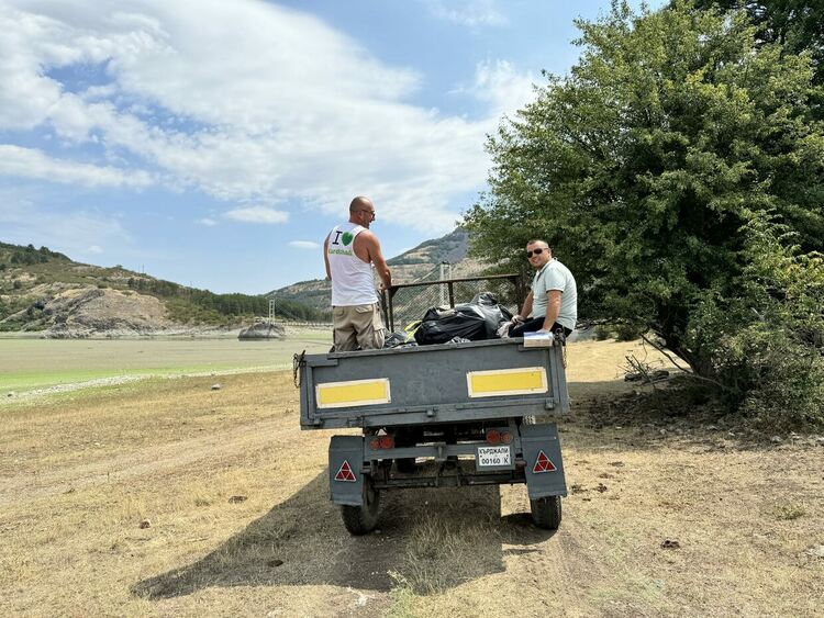 Доброволци почистиха подстъпите към Лисиците и местността Чит кая