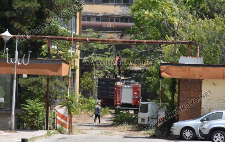 Пламна пожар в бившата цигарена фабрика в Хасково
