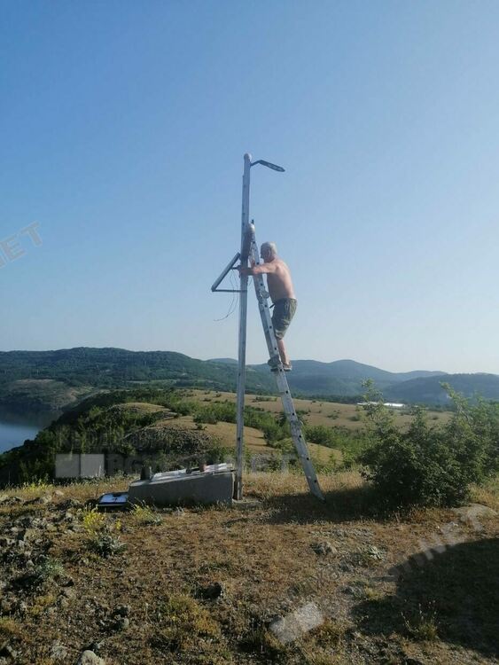 Запасни офицери от Карлово се грижат за паметника на летците Дойчин Бояджиев и Емил Тодоров на брега на яз.”Студен кладенец”