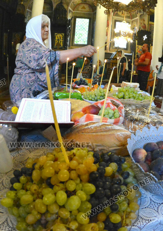 Празнични литургия и освещаване на грозде в Хасково на Преображение Господне