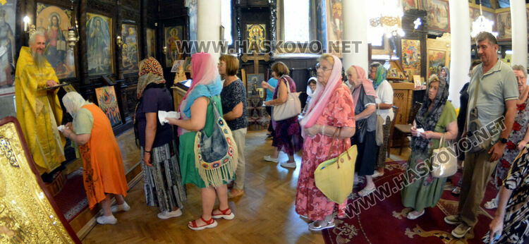 Празнични литургия и освещаване на грозде в Хасково на Преображение Господне