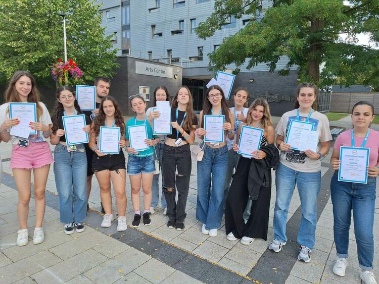 Ученици от Езиковата със сертификати за владеене на английски от Лятно езиково училище в Лондон