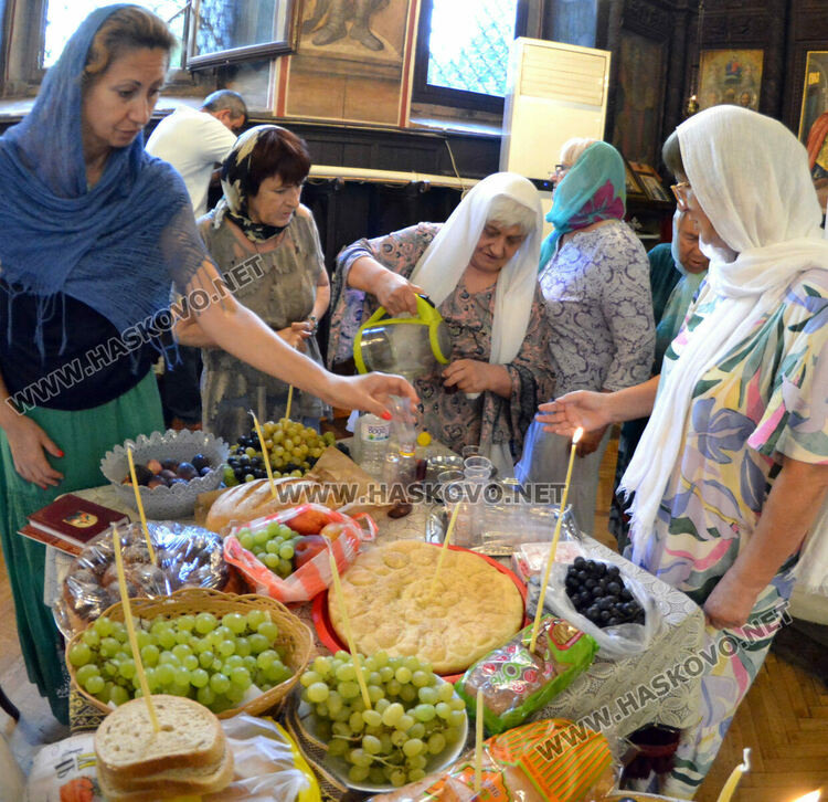 Празнични литургия и освещаване на грозде в Хасково на Преображение Господне