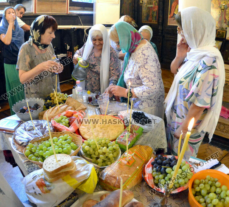 Празнични литургия и освещаване на грозде в Хасково на Преображение Господне