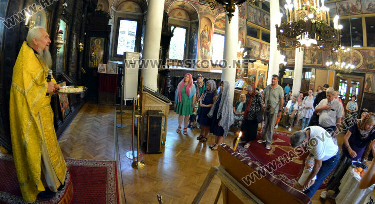 Празнични литургия и освещаване на грозде в Хасково на Преображение Господне