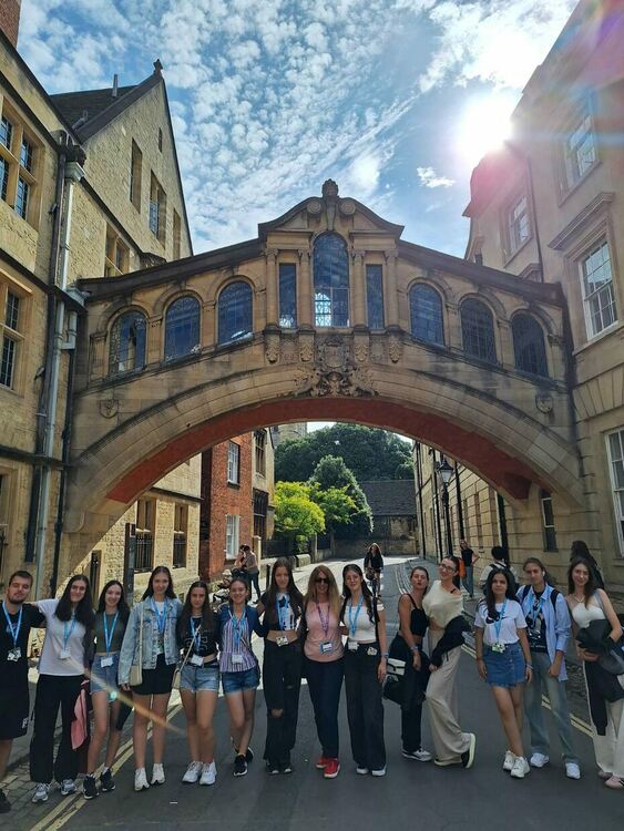 Ученици от Езиковата със сертификати за владеене на английски от Лятно езиково училище в Лондон