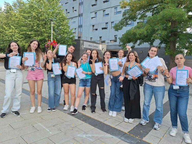 Ученици от Езиковата със сертификати за владеене на английски от Лятно езиково училище в Лондон