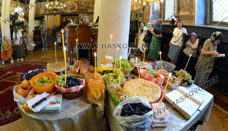 Празнични литургия и освещаване на грозде в Хасково на Преображение Господне