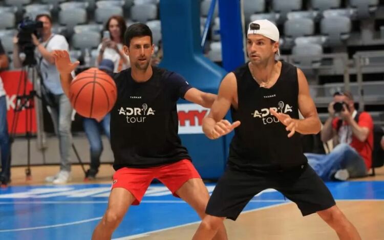 Димитров и Джокович по време на демонстративния баскетболен мач в Белград по време на ковид пандемията