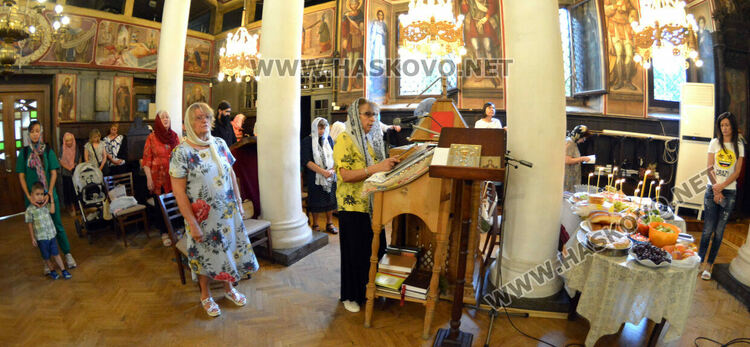 Празнични литургия и освещаване на грозде в Хасково на Преображение Господне