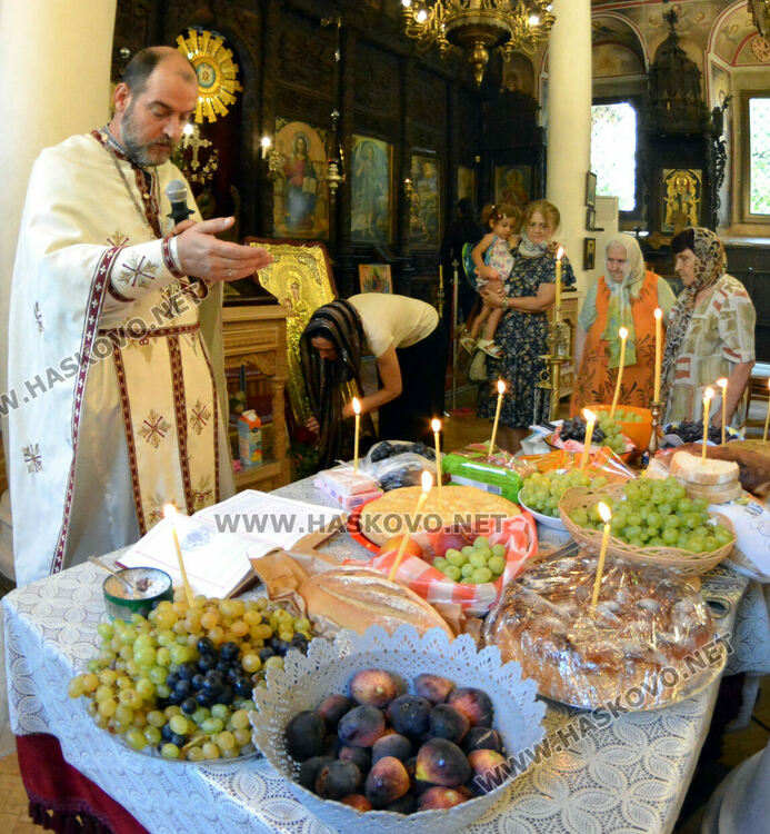 Празнични литургия и освещаване на грозде в Хасково на Преображение Господне